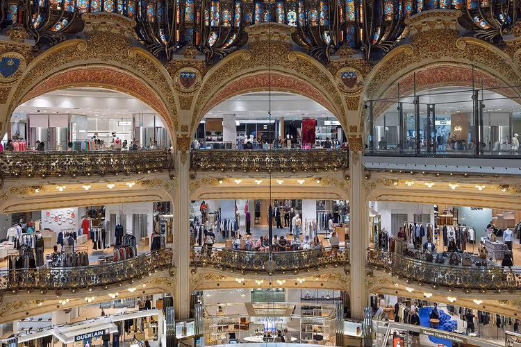 Atriet til varehuset Galeries Lafayette med etasjer av balkonger