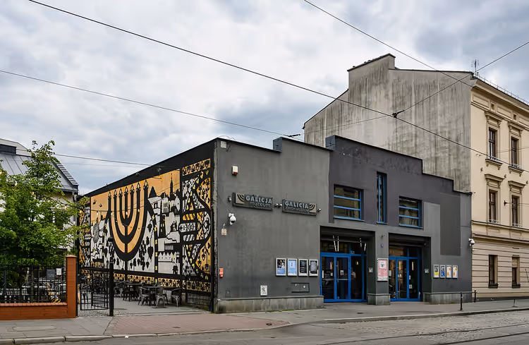 Bâtiment du musée juif de Galicie avec une fresque à Cracovie