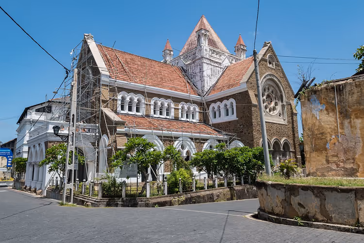 Iglesia gótica con tejado rojo en Galle