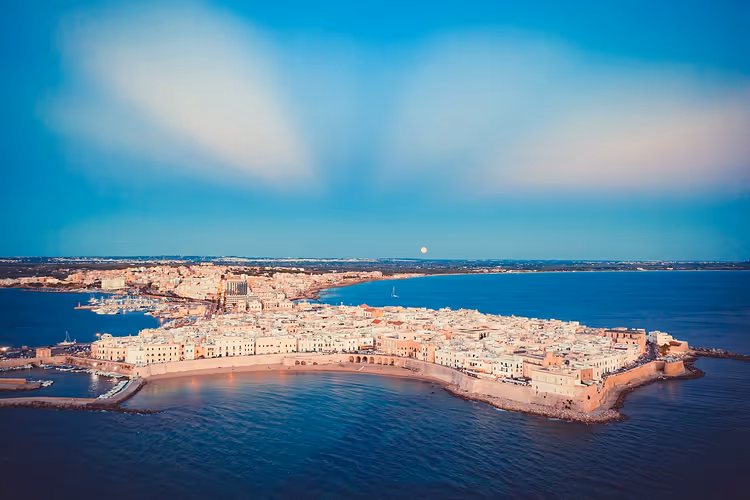 Luchtbeeld van de oude stad Gallipoli bij zonsondergang