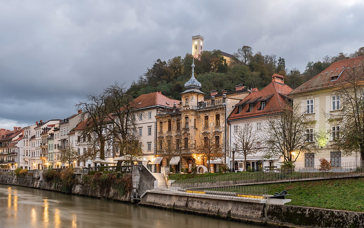Alte Häuser entlang der Ljubljanica und die Burg auf dem Hügel
