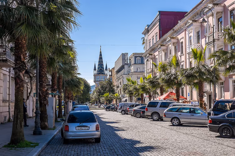 Gamsachurdia-Straße in Batumi mit geparkten Autos