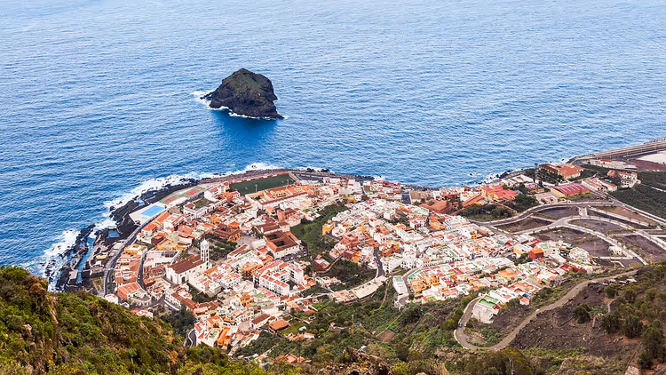 Panorama av Garachico med havet og en klippe