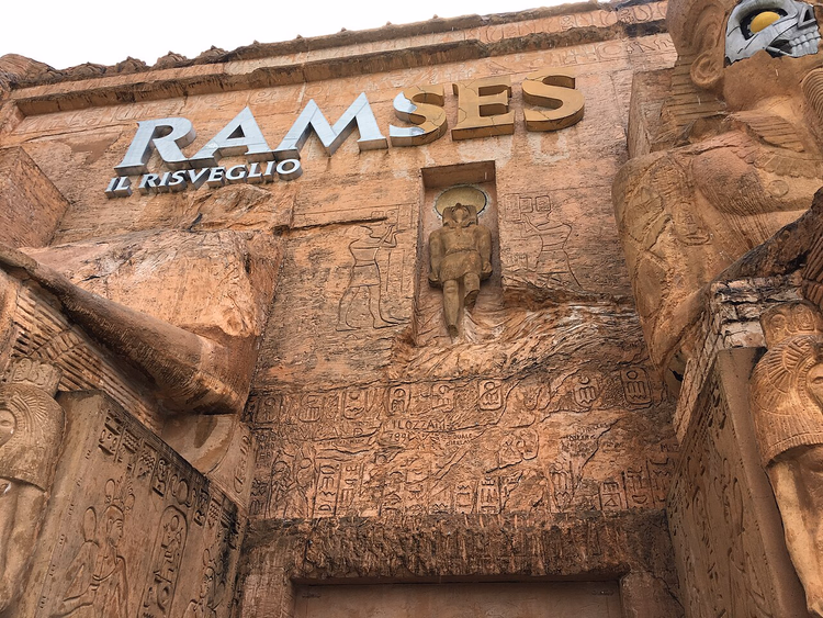 Egyptisk fasade på Ramses-attraksjonen i Gardaland