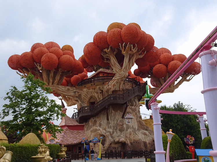 Eventyrtreet Prezzemolo i barneområdet i Gardaland