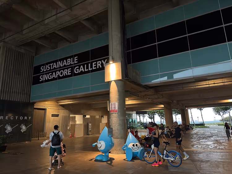 Sürdürülebilir Singapur Galerisi girişindeki mavi maskotlar