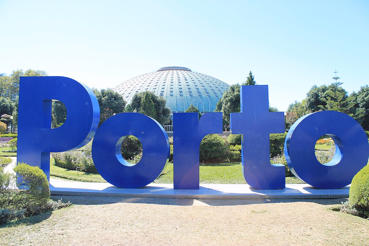 Porto-bokstavene foran en paviljong med kuppel