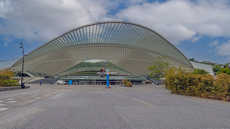 Marquesina arqueada de la estación de Lieja-Guillemins vista desde la plaza