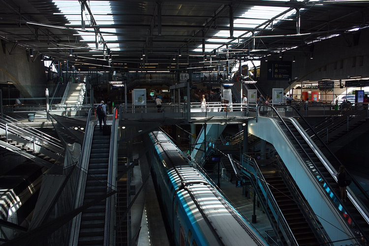 Perrons en roltrappen op station Marne-la-Vallée - Chessy