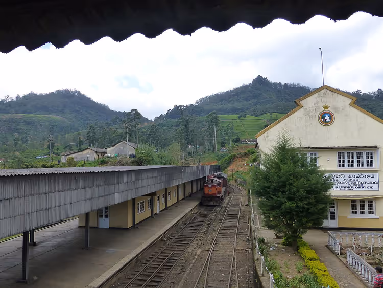 Zug am Bahnsteig des Bahnhofs Nanu Oya