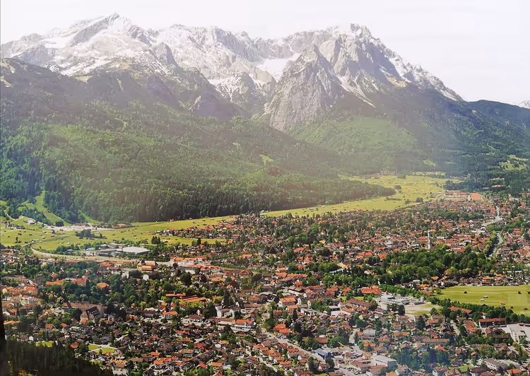 Panorama van Garmisch-Partenkirchen tegen de besneeuwde Alpen