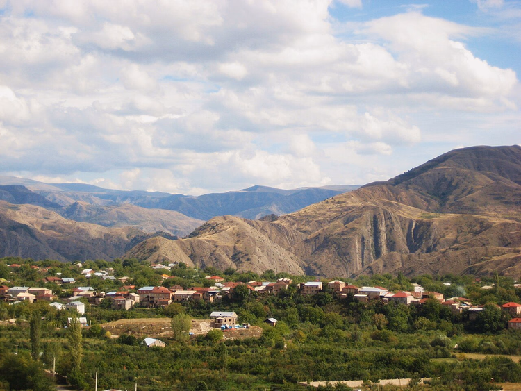 Село Гарни среди садов на фоне гор
