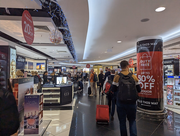 Пассажиры с ручной кладью в Duty Free аэропорта