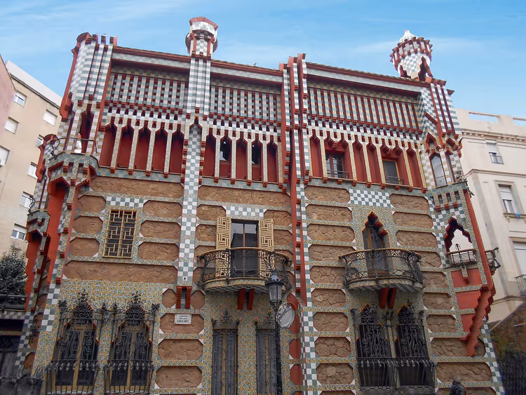 Gevel van Gaudí's Casa Vicens met tegels en balkons