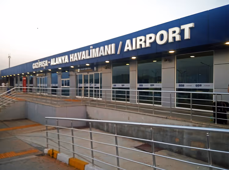 Terminal des Flughafens Gazipaşa-Alanya mit blauem Schild