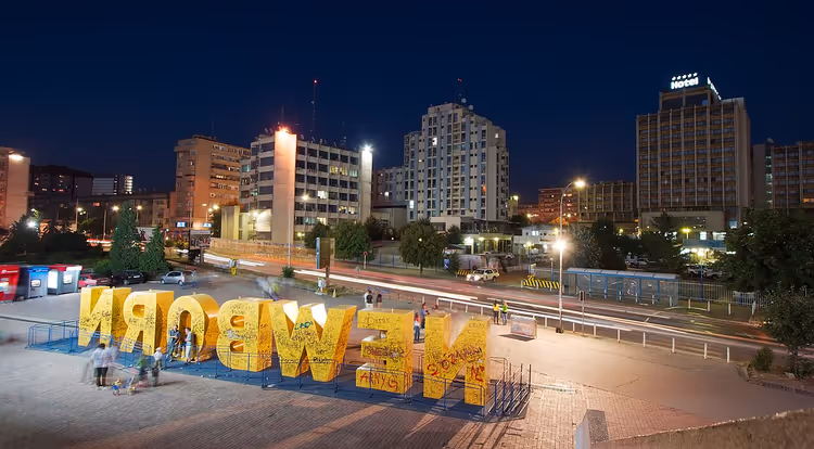Pristina bei Nacht und die gelbe NEWBORN-Skulptur