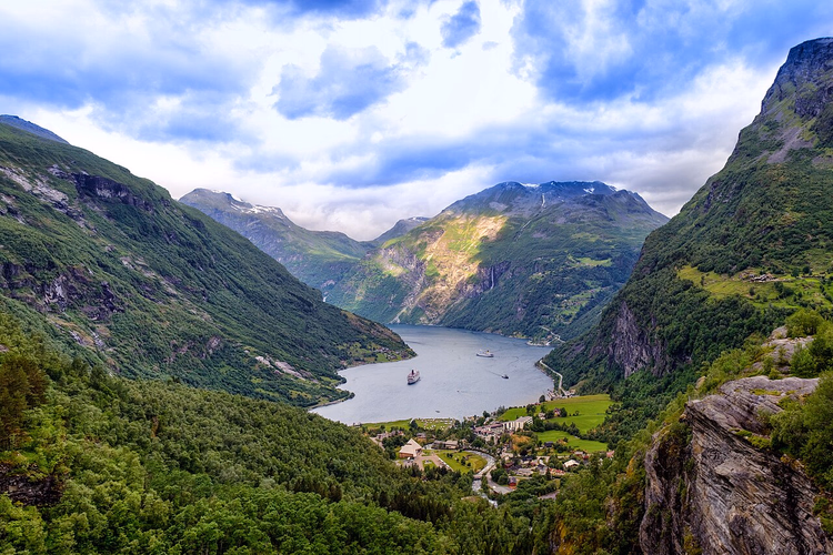 Yeşil dağlar arasında kruvaziyer gemileriyle Geirangerfjord