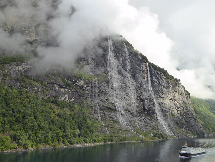 De syv søstre fossen og ferge i Geirangerfjorden
