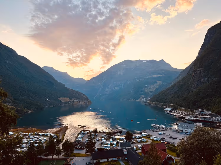 Geiranger bygd og fjord i solnedgang sett ovenfra