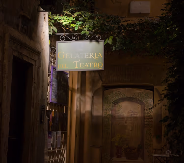 Gelateria del Teatro-skilt i en bakgate