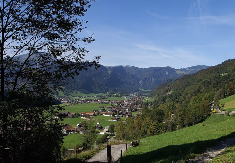 Panorama over landsbyen Bezau i Alpene