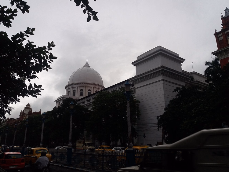Koepel van het Kolkata General Post Office op een bewolkte dag
