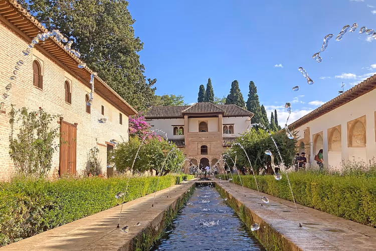 Patio de la Acequia med fontäner i Generalife