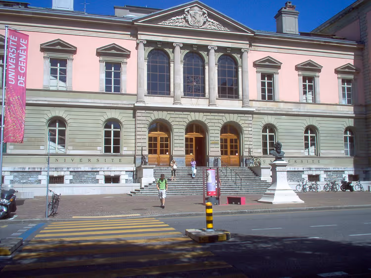 Gevel van de Universiteit van Genève met het bord UNIVERSITÉ