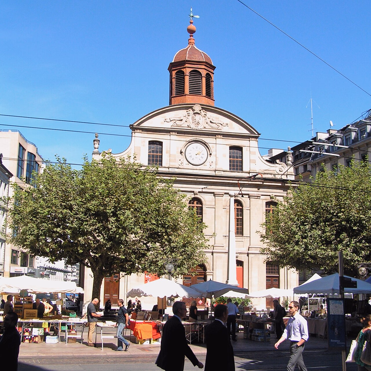 Gevel van de Temple de la Fusterie met klok en spits