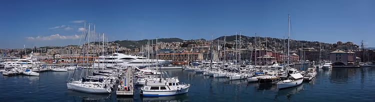 Yatlar ve şehirle Cenova limanının panoraması