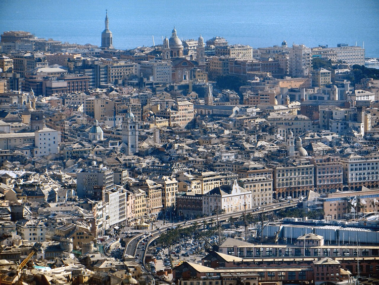 Eski Cenova'nın çatıları ve kubbelerinin panoraması
