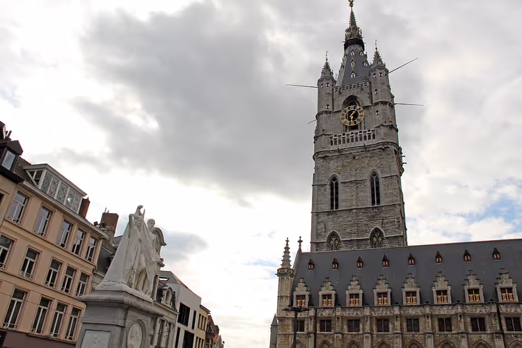 Stenen Belforttoren met klokken in Gent