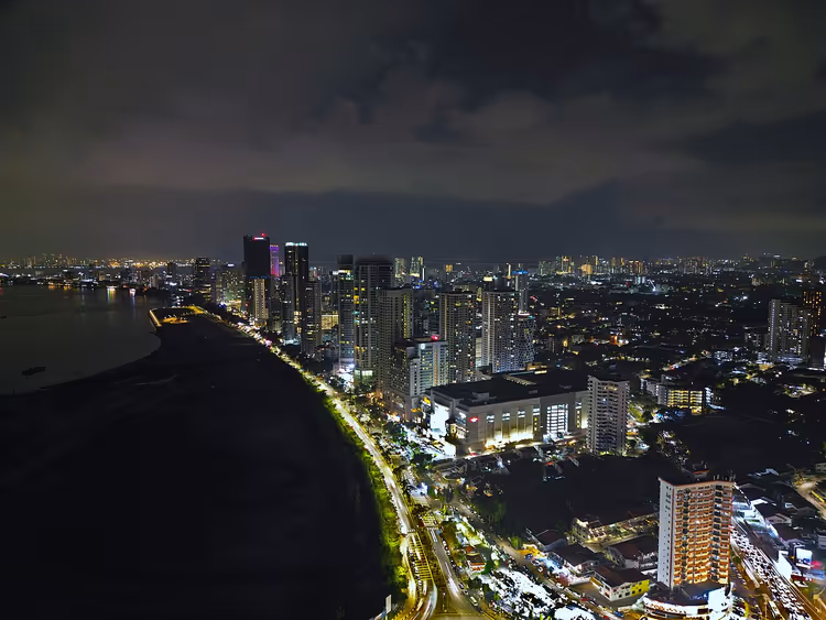 Nachtpanorama van Georgetown, Penang van bovenaf