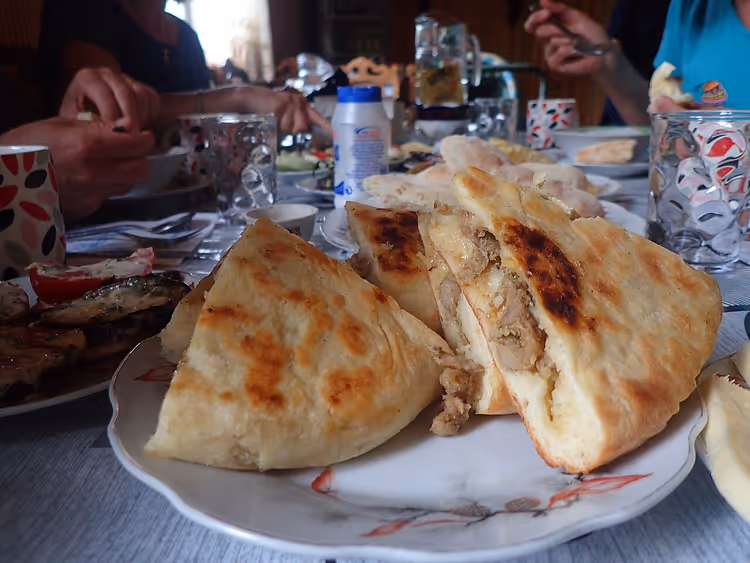 Swanischer Kubdari-Kuchen auf dem Tisch