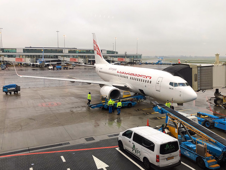 Georgian Airways-fly ved ombordstigningsbroen på flyplassen
