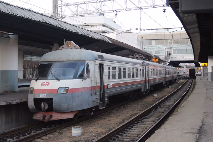 Zug der Georgischen Eisenbahn am Bahnhof Tiflis