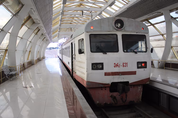 Comboio elétrico ER2 na plataforma da estação do Aeroporto de Tbilisi
