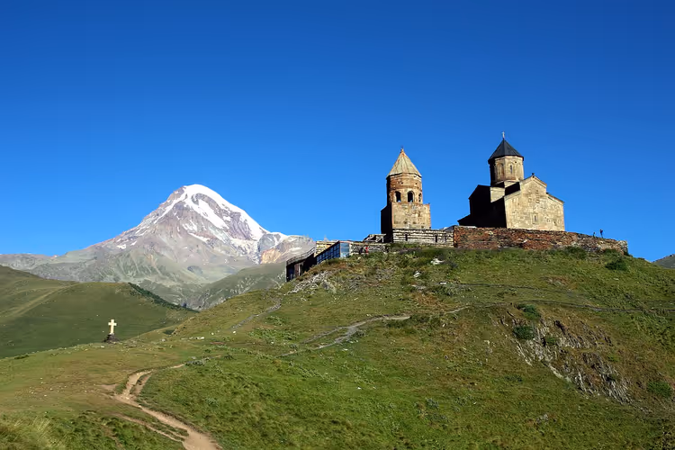 Gergetier Dreifaltigkeitskirche mit dem Kasbek im Hintergrund im Frühling