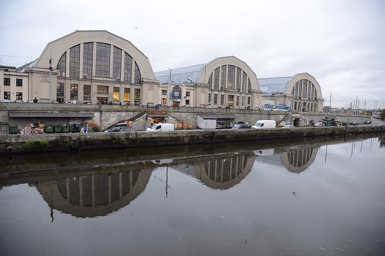 Bogenförmige Pavillons des Rigaer Zentralmarkts am Wasser im Winter