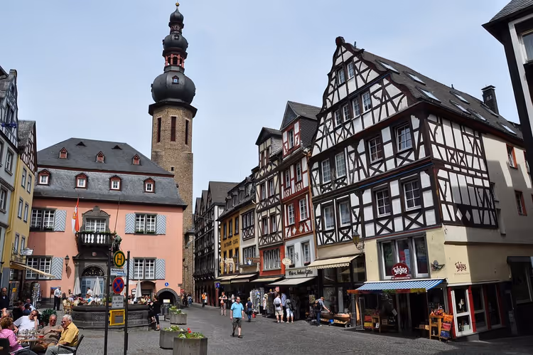 Marktplatz in Cochem mit Rathaus und Fachwerkhäusern