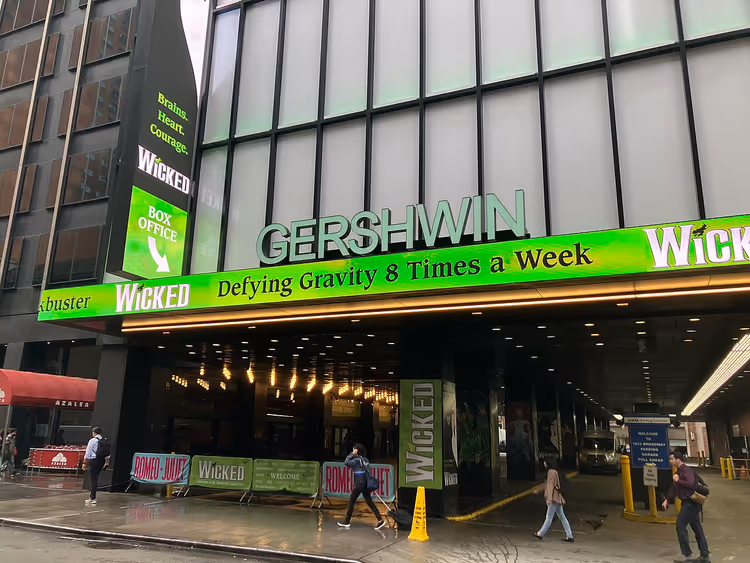 واجهة مسرح غيرشوين مع لافتة wicked