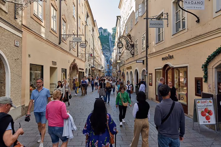Salzburg'daki dar Getreidegasse sokağında insanlar