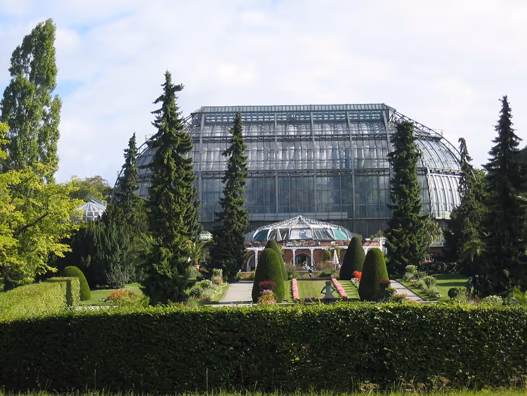 De grote glazen kas van de Botanische Tuin in Berlijn