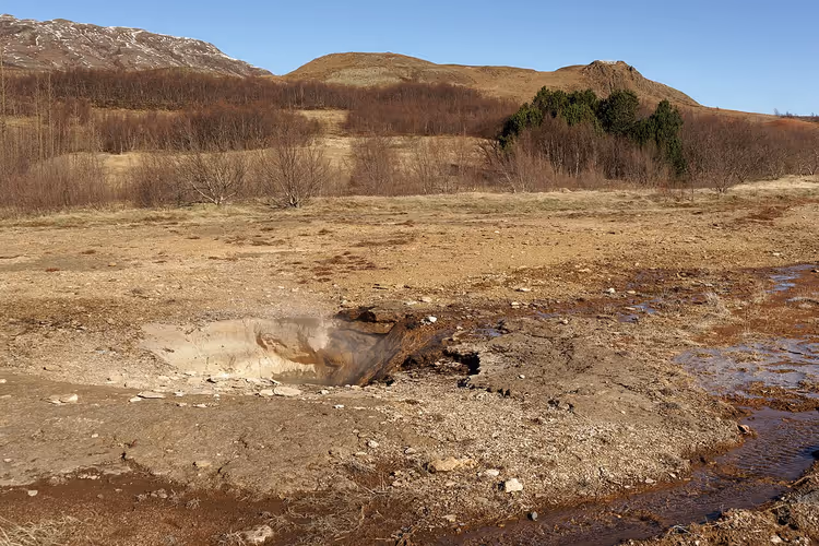 İzlanda'daki Haukadalur Vadisi'nde jeotermal kaynak