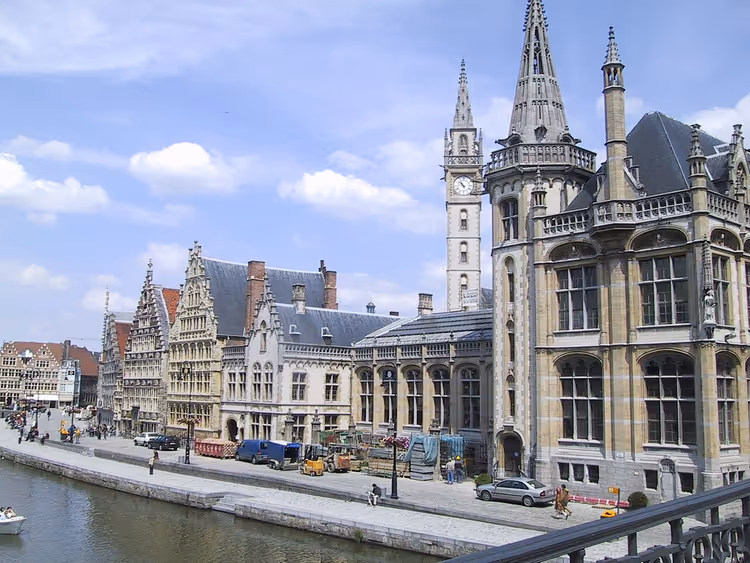 Kanäle und mittelalterliche Häuser von Gent