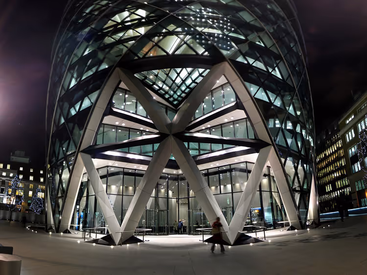 De Mary Axe-wolkenkrabber in de nacht met zijn glazen ruitpatroon