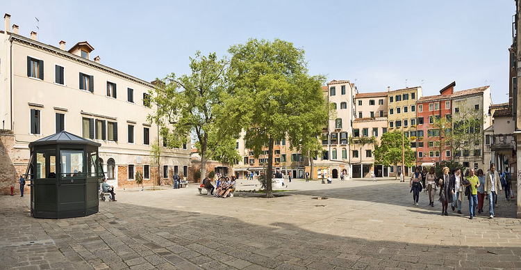 Campo del Ghetto Nuovo op een zonnige dag