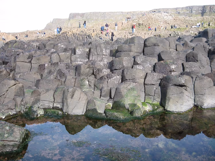 Sekskantede basaltssøyler ved Giant's Causeway ved havet