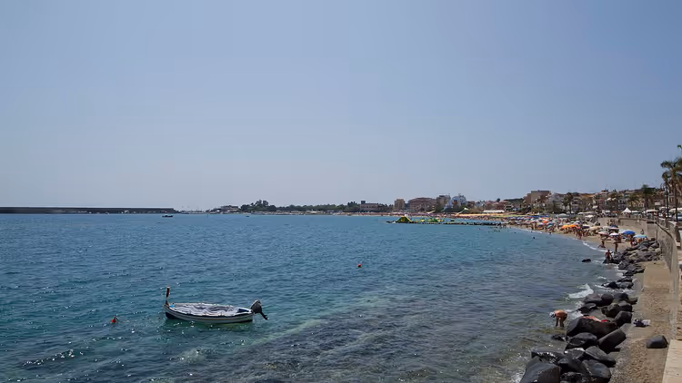 Bir tekne ve plajla Giardini Naxos kıyı şeridi
