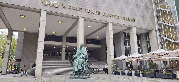 Beurs World Trade Center in Rotterdam mit Statue